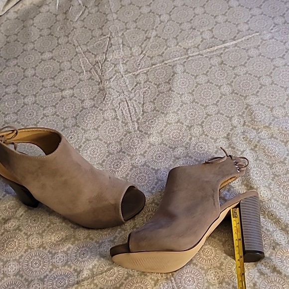 Grey Heels - Picture 11 of 11